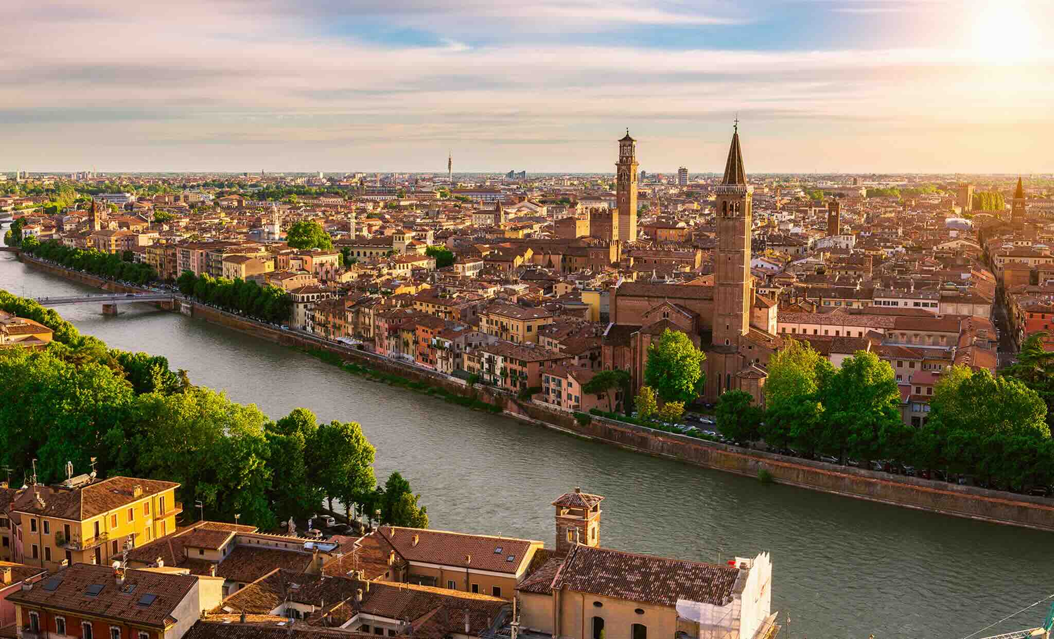 Vue sur tout Vérone au coucher de soleil