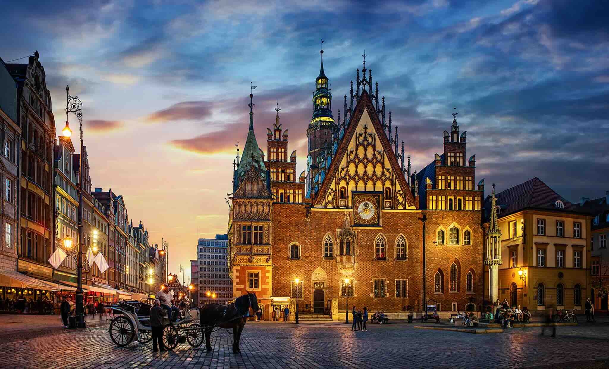 Wroclaw éclairé à la tombée de la nuit