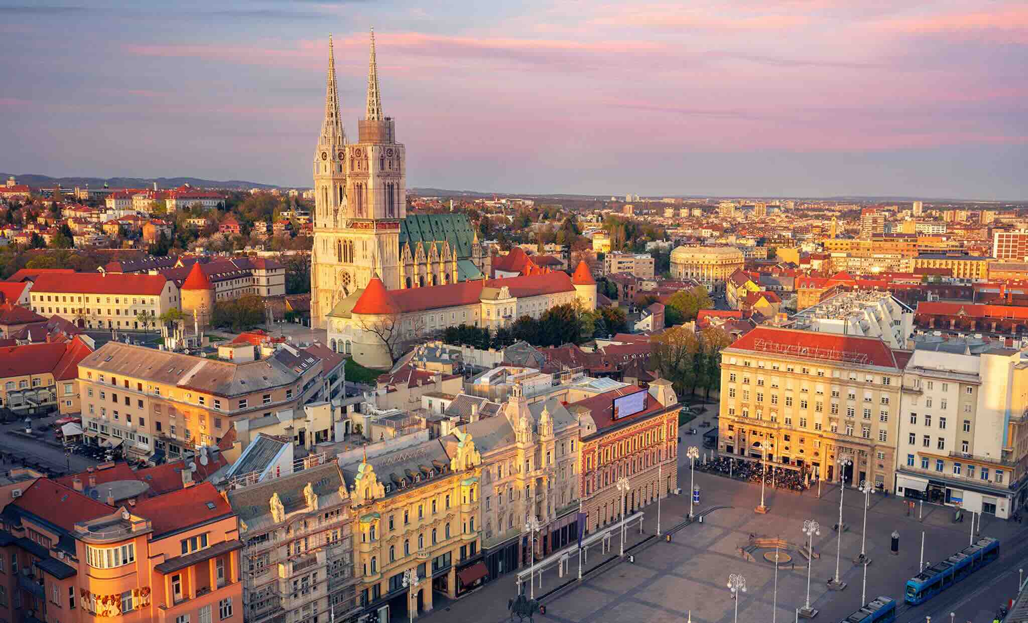 Vue globale de Zagreb au coucher de soleil