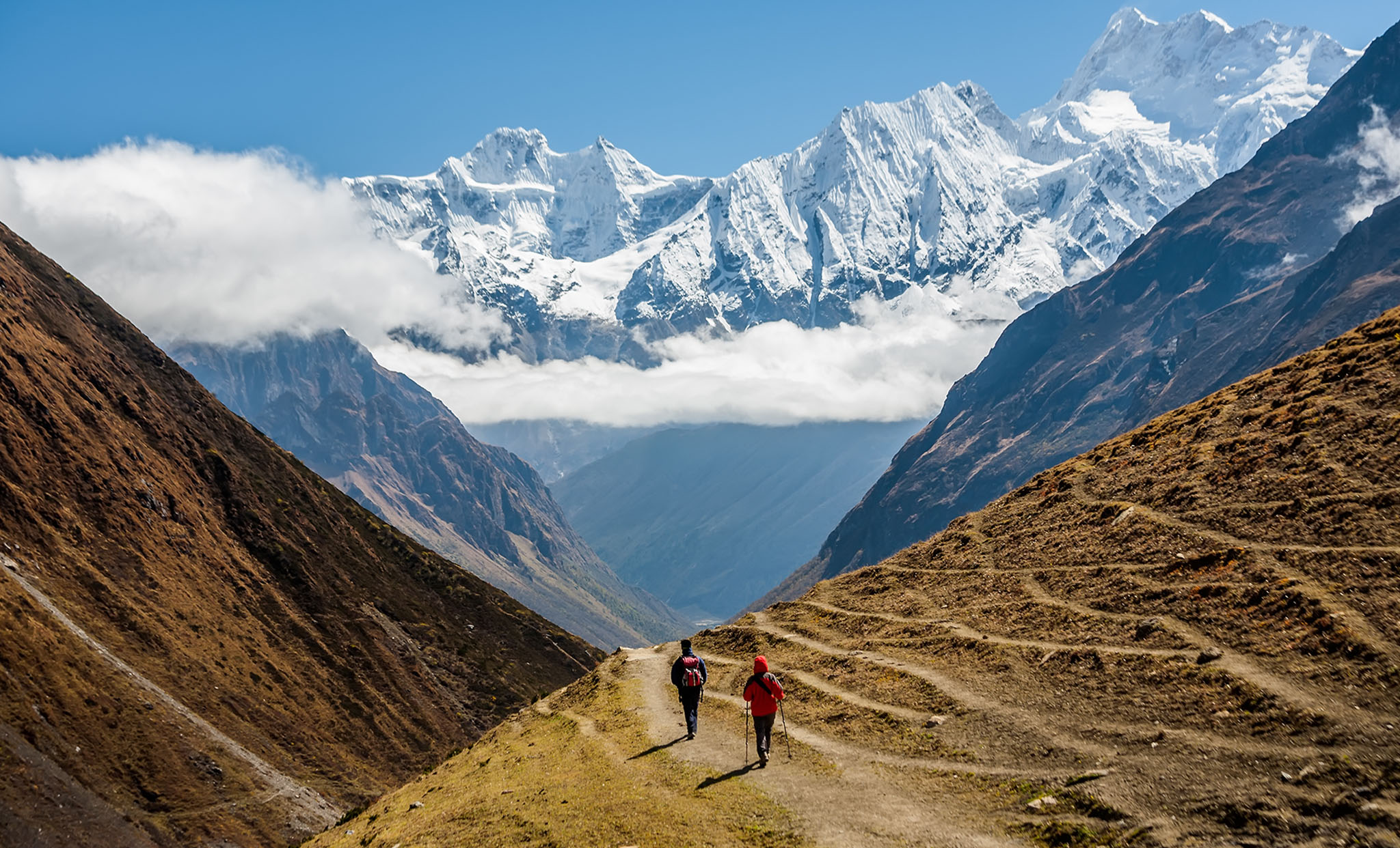 deux randonneurs sur un chemin lors d'un trekking dans les montagnes au Nepal