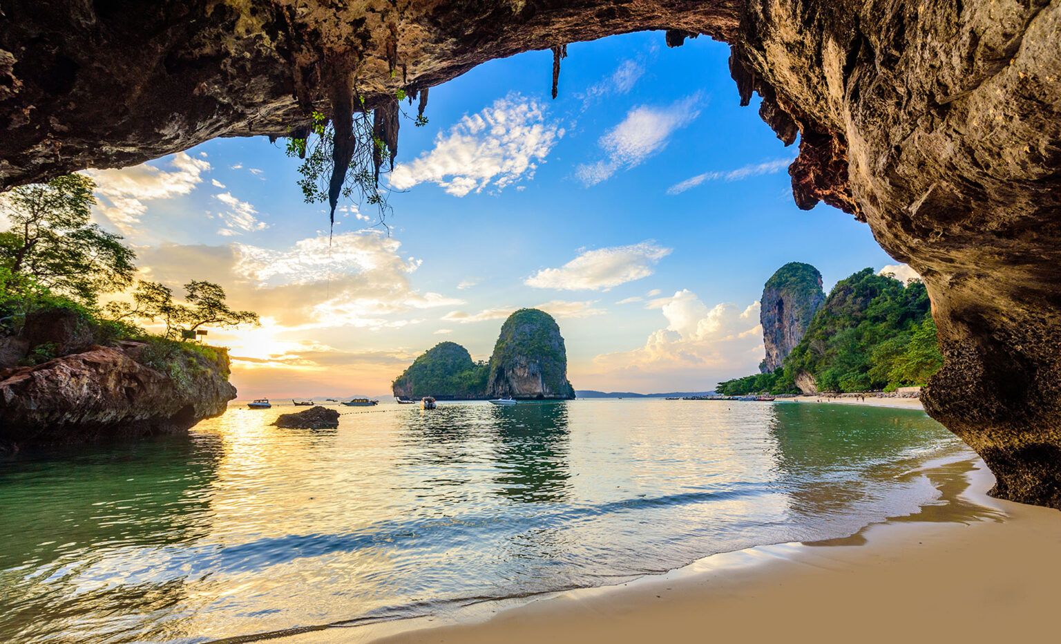 Vue de la plage à la grotte de Phra Nang en Thailande
