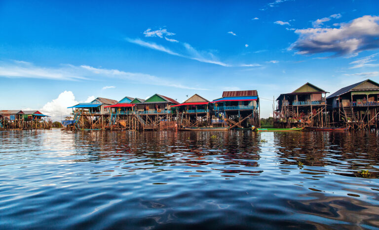 Maisons sur pilotis sur le Lac du Tonlé Sap au Cambodge
