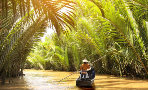 Bateau dans la nature du Delta du Mekong, au sud du Vietnam