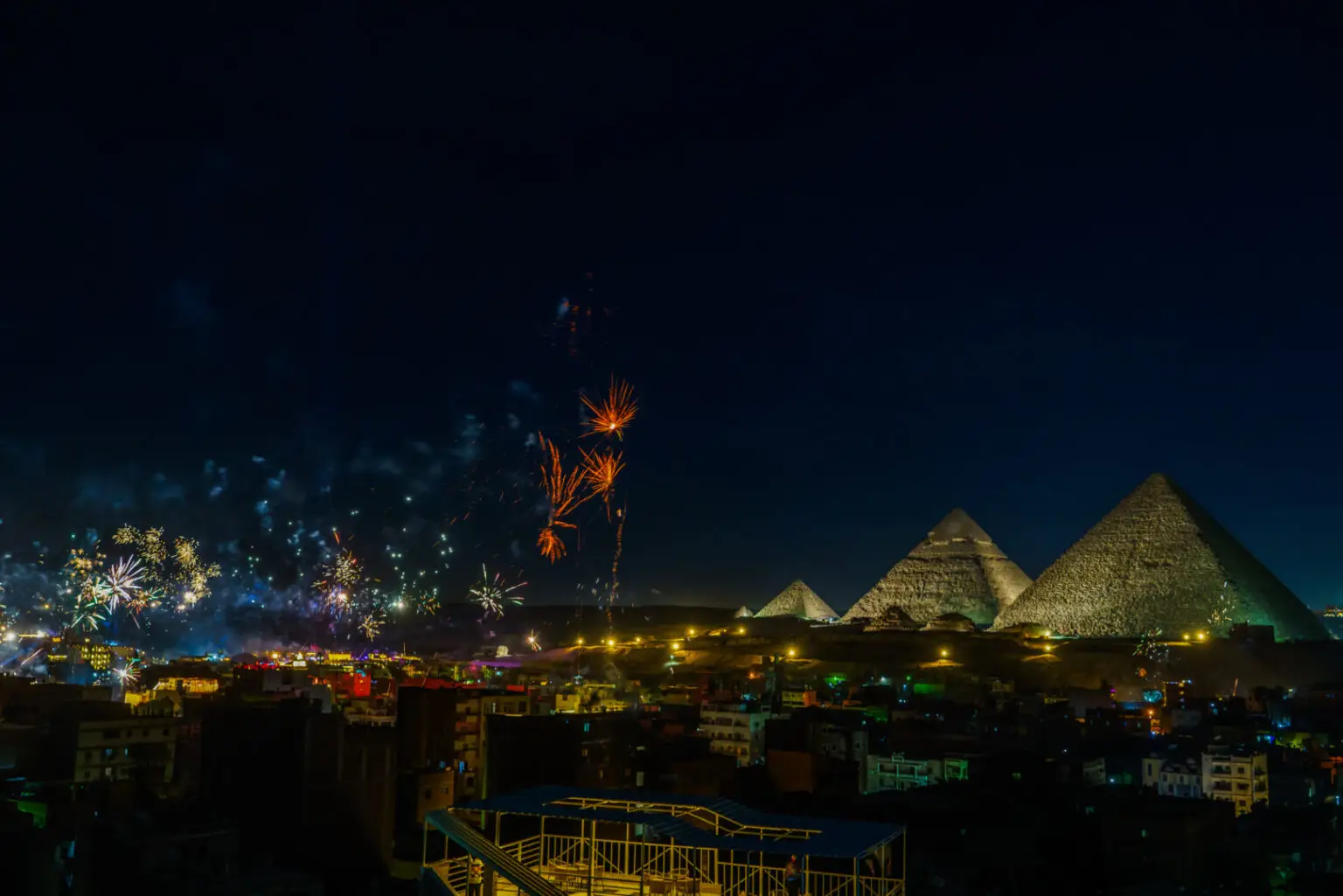 Feux d'artifices au dessus des pyramides de Gyzeh pour fêter le nouvel an au soleil pour pas cher