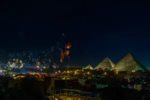 Feux d'artifices au dessus des pyramides de Gyzeh pour fêter le nouvel an au soleil pour pas cher