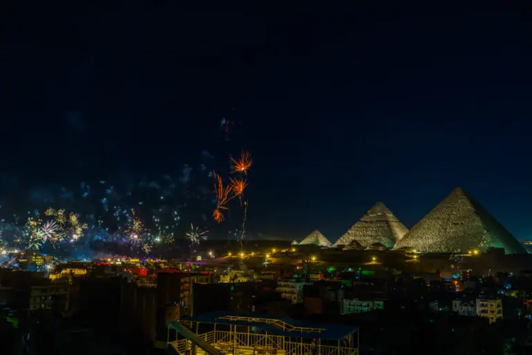 Feux d'artifices au dessus des pyramides de Gyzeh pour fêter le nouvel an au soleil pour pas cher
