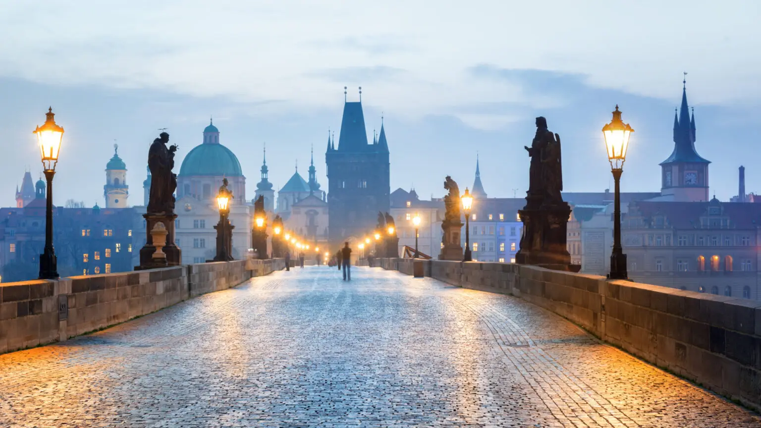 Ambiance matinale sur le pont Charles à Prague pour partir deux jours en Europe