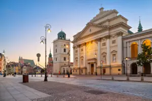 Jolie façade d'un bâtiment de Bulgarie pour partir en couple en août pour par cher