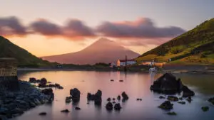 Joli paysage d'un lac, un village et un volcan dans les Azores, lieu parfait pour partir en aout et éviter la foule