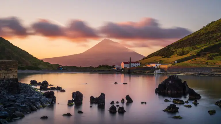 Joli paysage d'un lac, un village et un volcan dans les Azores, lieu parfait pour partir en aout et éviter la foule