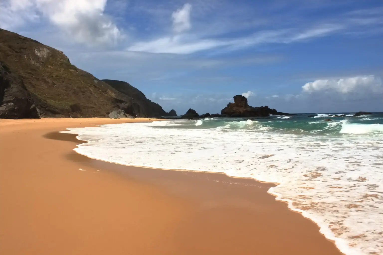 Plage sauvage de l'Algrave au Portugal pour partir en europe en juin pas cher