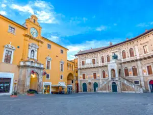 balade dans une ville européenne, une invitation pour partie en mars