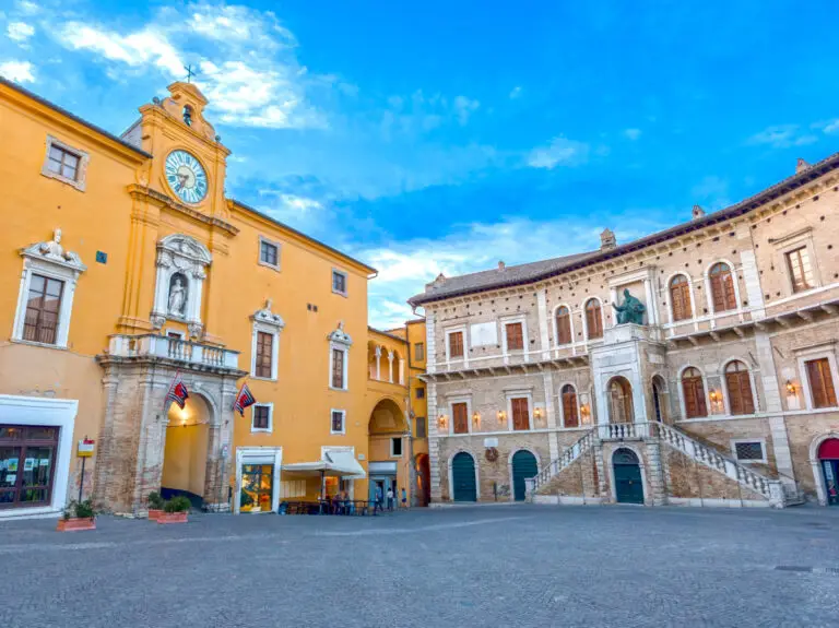 balade dans une ville européenne, une invitation pour partie en mars