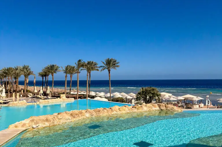 Piscine et vue mer d'un hotel de Hurghada en Egypte
