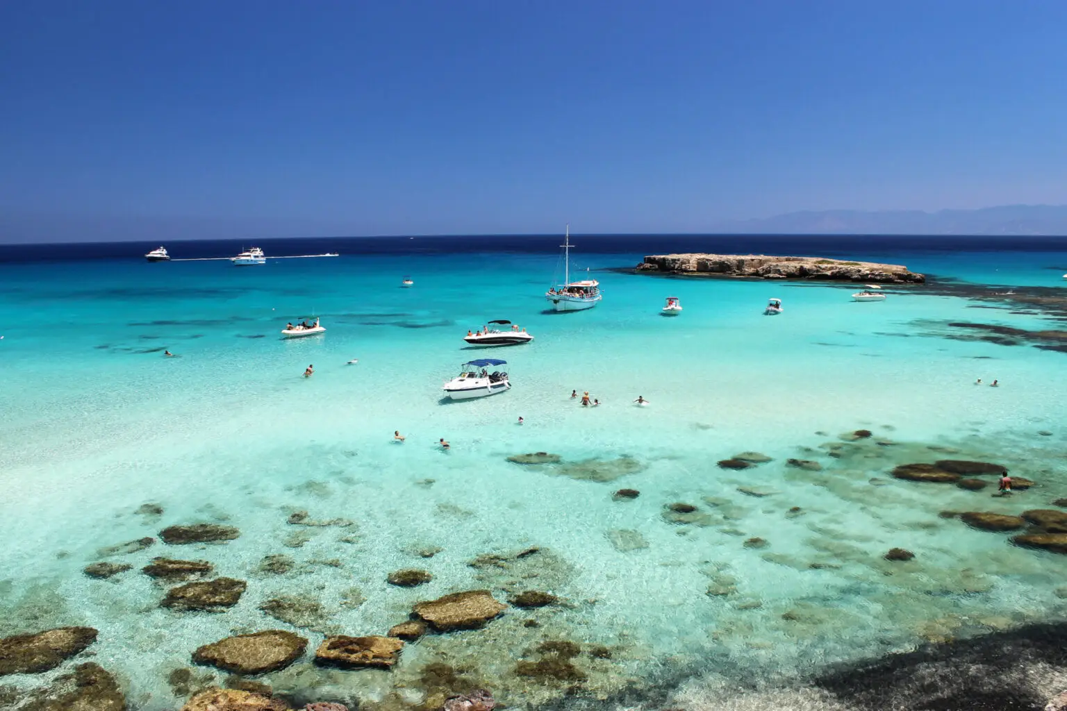 Lagon bleu turquoise de Chypre, parfait pour partir en octobre au soleil pour se baigner