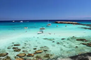 Lagon bleu turquoise de Chypre, parfait pour partir en octobre au soleil pour se baigner