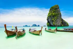 Bateaux traditionnels qui vous attendent à Phuket