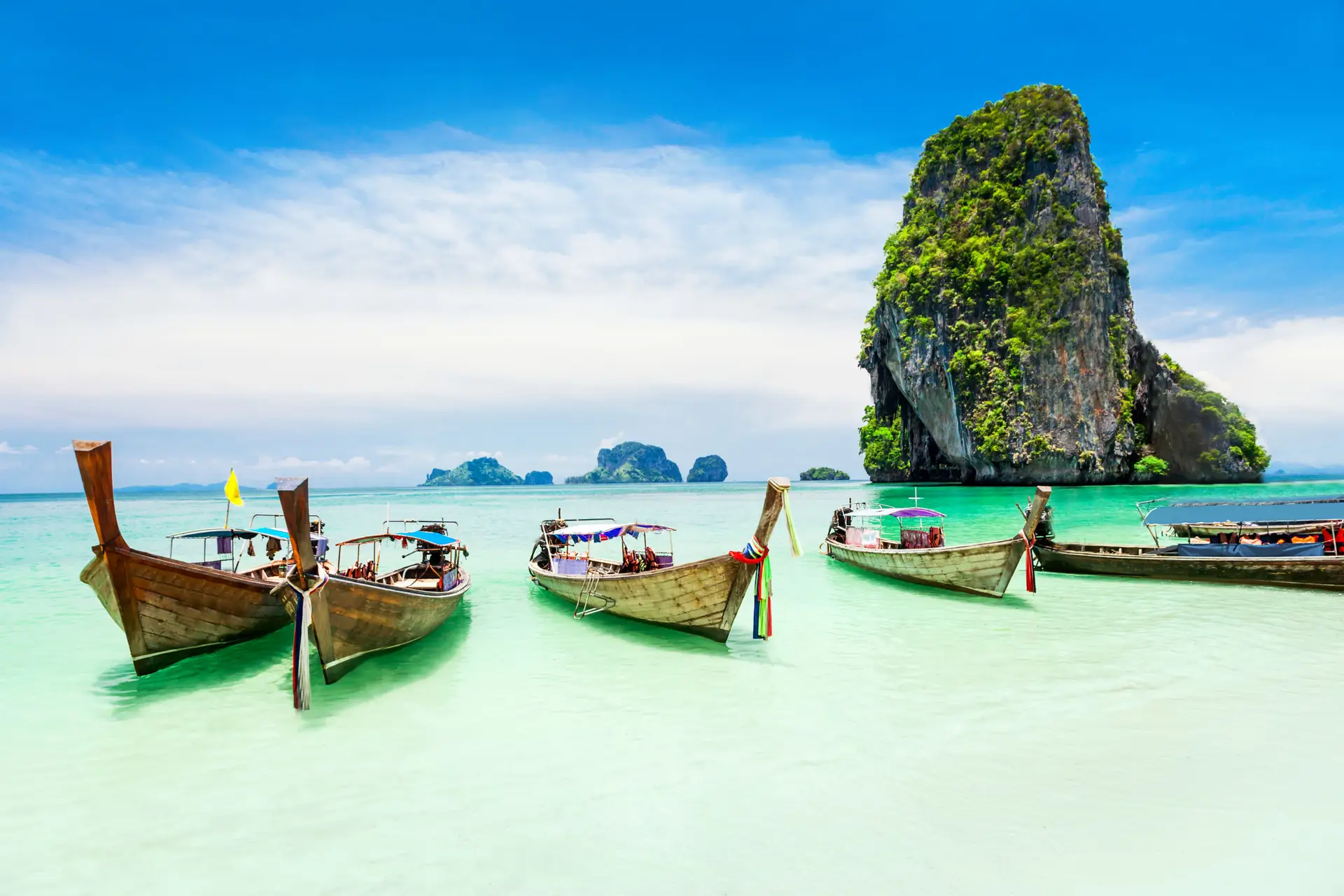 Bateaux traditionnels qui vous attendent à Phuket