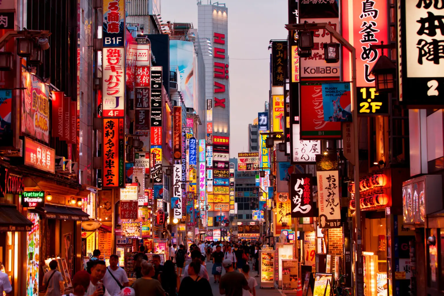 Enchainement d'enseigne dans les rues de Tokyo