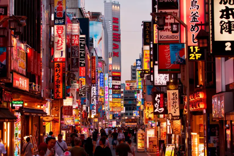 Enchainement d'enseigne dans les rues de Tokyo