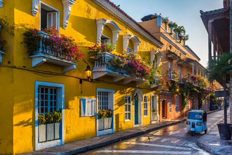 Jolie rue colorée de colombie