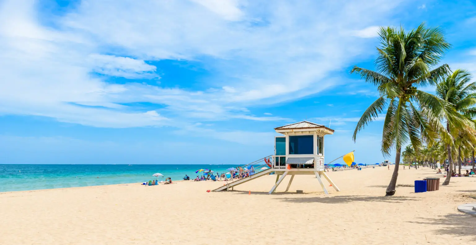 Plage mythique de Floride avec cabane de sauveteur en mer