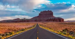 Route toute droite au milieu des parcs nationaux de l'ouest américain