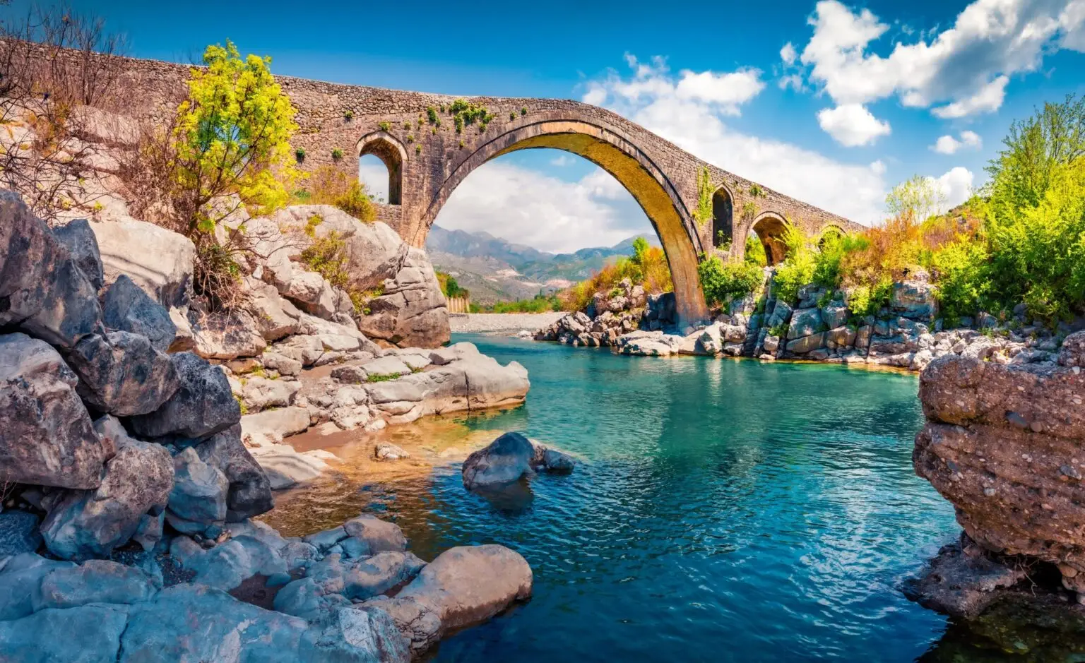 Joli panorama d'une rivière en Albanie pour un séjour au soleil